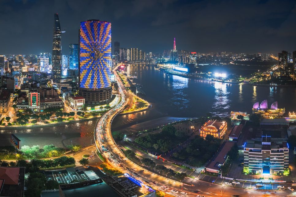 Trong dòng chảy đô thị hóa nhanh, cầu Khánh Hội đứng như một chứng nhân của sự chuyển mình. Cây cầu mang theo ký ức của một Sài Gòn – TP.HCM đời thường, gần gũi, nơi hạ tầng không chỉ phục vụ phát triển mà còn lưu giữ lớp trầm tích xã hội của thành phố. Ảnh: Văn Trung