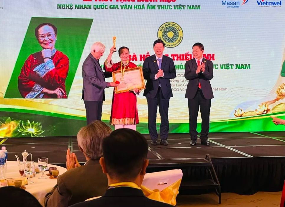 Bà Hồ Đắc Thiếu Anh nhận danh hiệu “Nghệ nhân Quốc gia Văn hóa Ẩm thực Việt Nam” chiều 23-12