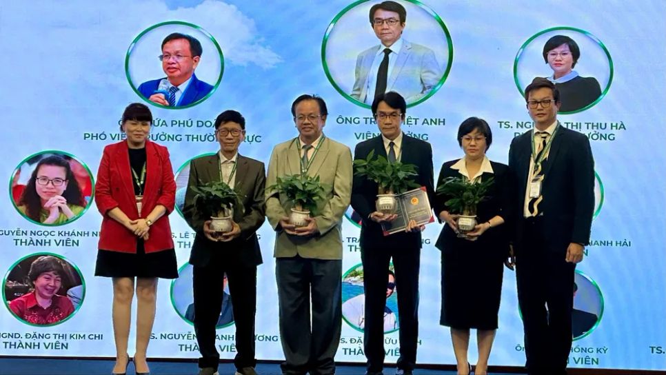 Ban điều hành Viện Khoa học công nghệ tái chế ra mắt tại buổi lễ. Ảnh: THANH HIỀN