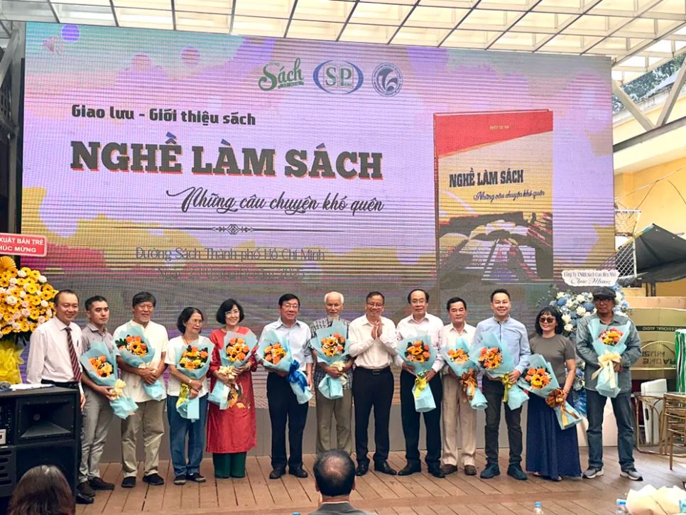 Ban tổ chức tặng hoa cảm ơn một số tác giả đã có bài viết được in trong ấn phẩm. Ảnh: HỒ SƠN