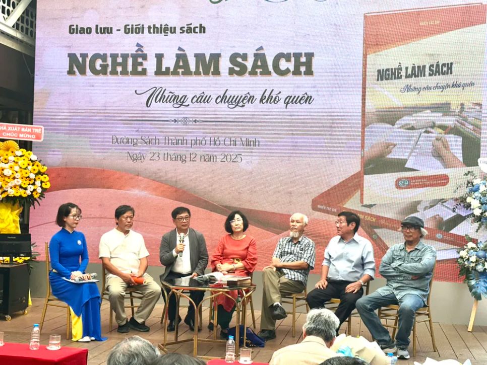 Các khách mời tại chương trình. Từ phải qua: nhà thơ Cao Xuân Sơn, ông Lê Nguyên Đại, ông Trần Đình Việt, bà Đặng Thục Trinh, ông Lê Hoàng và ông Nguyễn Đức Bình. Ảnh: HỒ SƠN