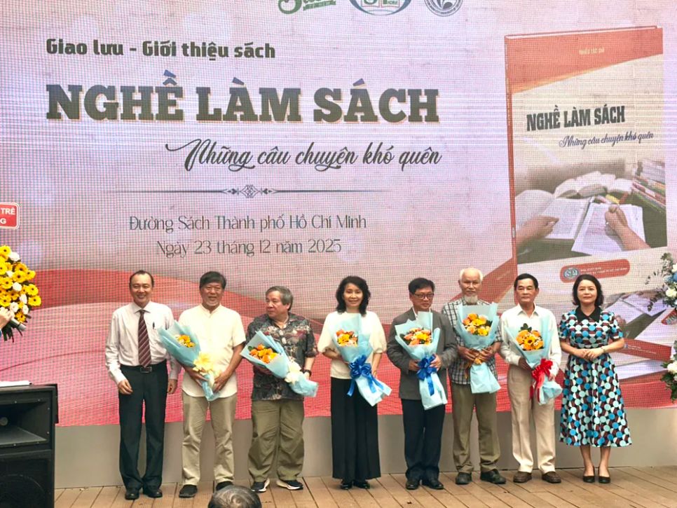 Các thành viên của Ban tổ chức bản thảo nhận hoa tri ân từ Ban tổ chức. Ảnh: HỒ SƠN