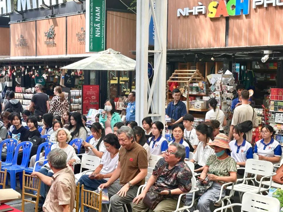 Đông đảo bạn trẻ đang theo học tại các khoa xuất bản, phát hành đã đến tham dự chương trình. Ảnh: HỒ SƠN