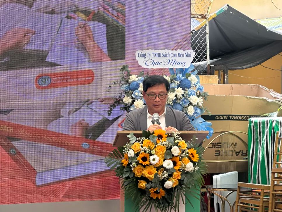 Ông Lê Hoàng, Giám đốc Đường sách TPHCM, một trong những người góp phần cho sự ra đời của ấn phẩm, phát biểu tại chương trình. Ảnh: HỒ SƠN