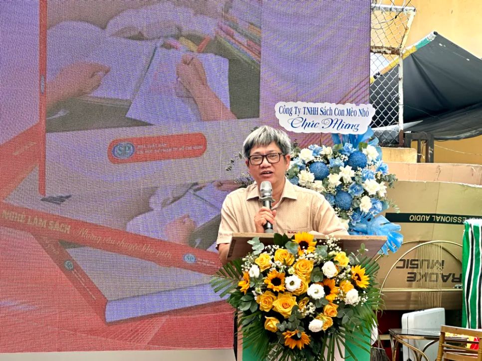 Ông Nguyễn Tiến Công, Giám đốc NXB Đại học Sư phạm TPHCM, chia sẻ về quá trình tổ chức bản thảo và thực hiện ấn phẩm. Ảnh: HỒ SƠN