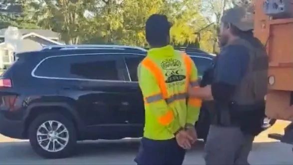 Lực lượng chức năng Mỹ bắt giữ một người nhập cư tại Chicago. Ảnh: X