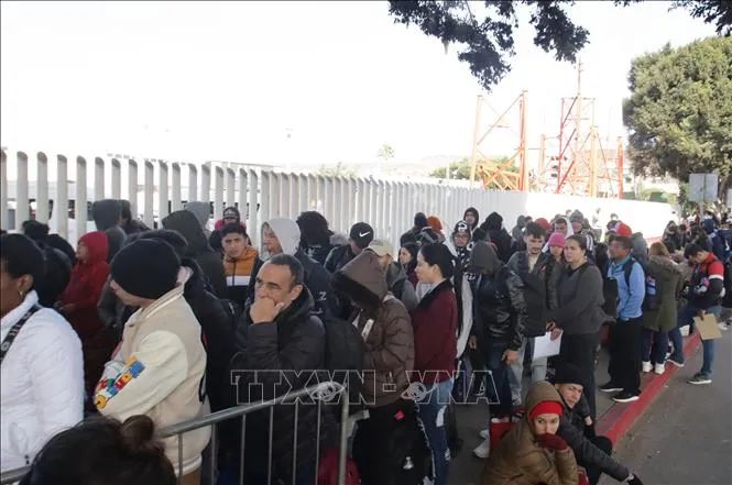 Người di cư tại trạm kiểm soát Chaparral ở Tijuana, Mexico. Ảnh minh họa: THX/TTXVN