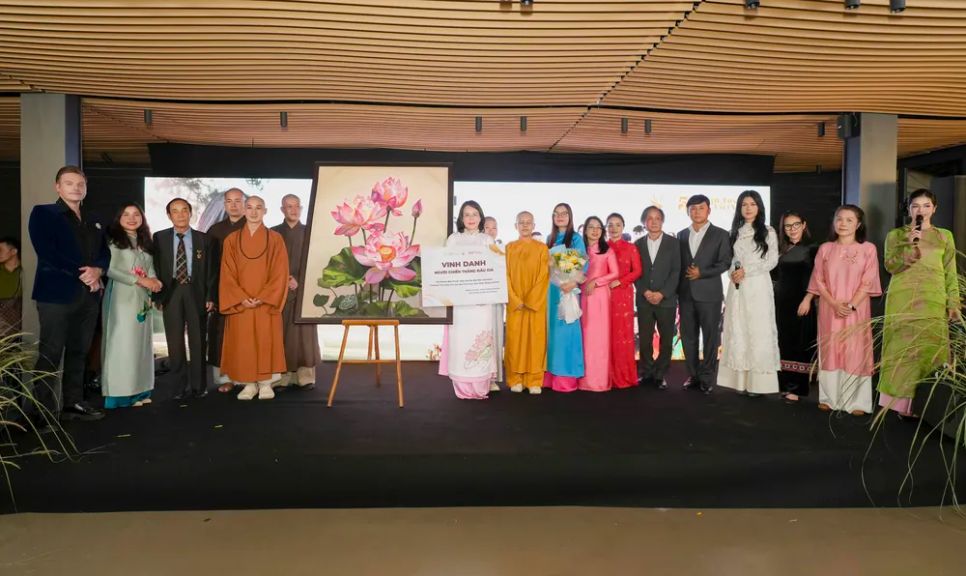 Đấu giá bức tranh “Hoa sen 54 dân tộc Việt Nam”