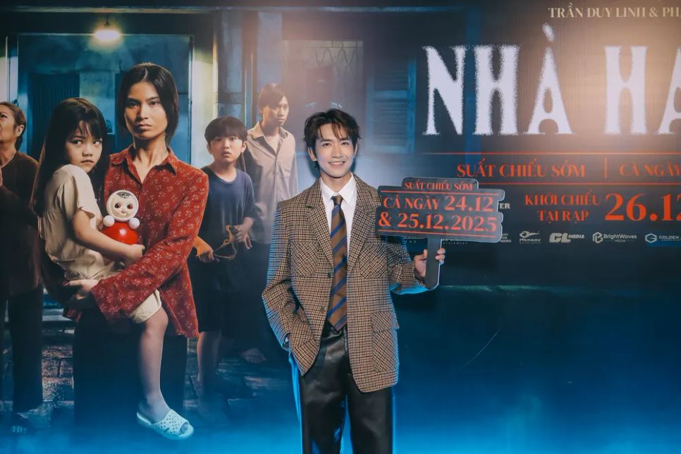 <i>Diễn viên Võ Cảnh đến chúc mừng đoàn phim. Ảnh: ĐPCC</i>