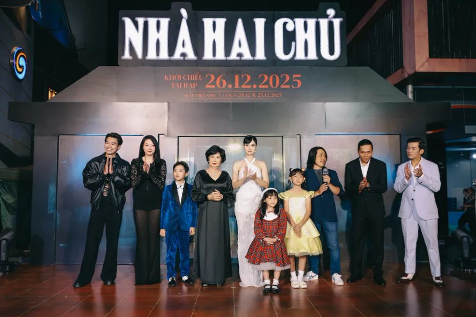 <i>Đoàn phim Nhà hai chủ tại lễ ra mắt phim. Ảnh: ĐPCC</i>