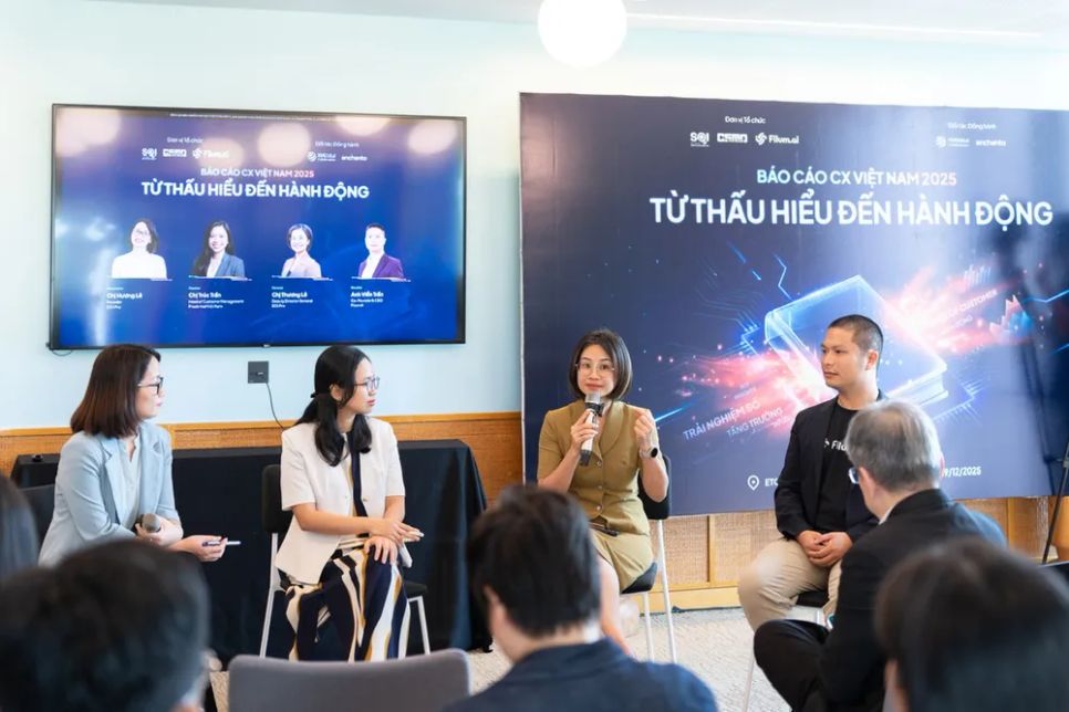 Diễn giả trao đổi thông tin báo cáo trải nghiệm khách hàng Việt Nam Diễn giả trao đổi thông tin báo cáo trải nghiệm khách hàng Việt Nam