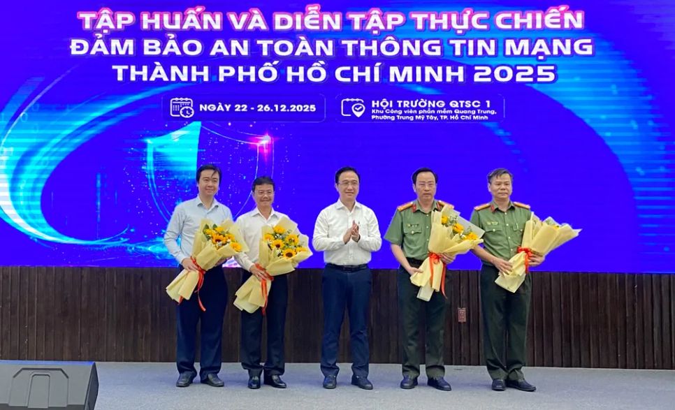 Đồng chí Đặng Minh Thông, Phó Bí thư Thành ủy TPHCM tặng hoa các đơn vị tổ chức