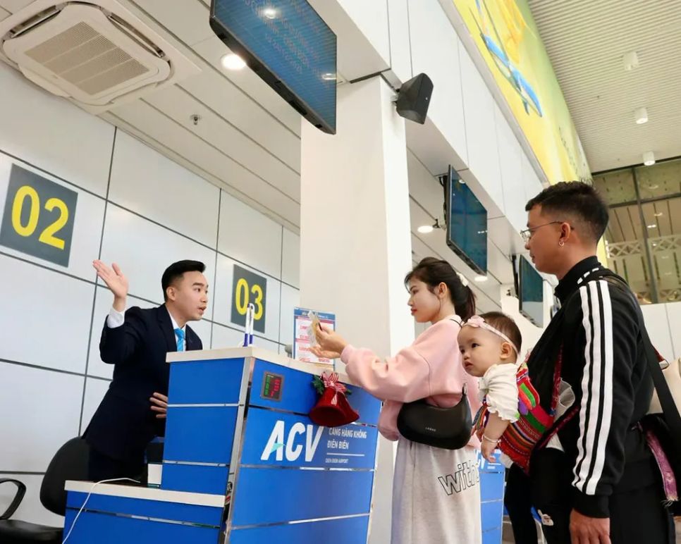 Hành khách làm thủ tục tại Cảng hàng không Điện Biên Hành khách làm thủ tục tại Cảng hàng không Điện Biên