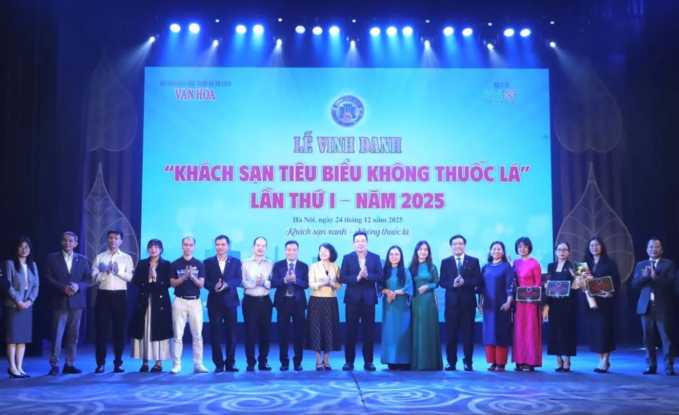 Đại diện các khách sạn được vinh danh là cơ sở tiêu biểu không thuốc lá năm 2025