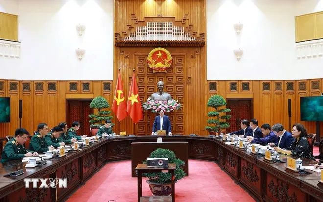 Thủ tướng Phạm Minh Chính làm việc với lãnh đạo Bộ Quốc phòng về phát triển công nghiệp quốc phòng. Ảnh: TTXVN