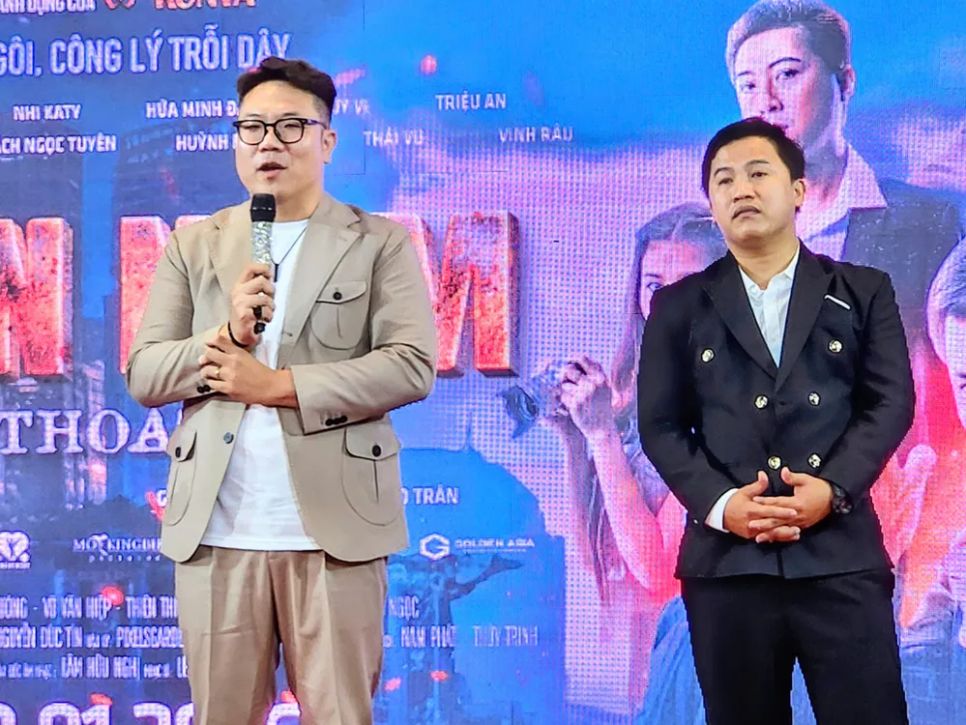 Hai đạo diễn Trần Hòa Bình và Trần Thanh Đa. Ảnh: VĂN TUẤN