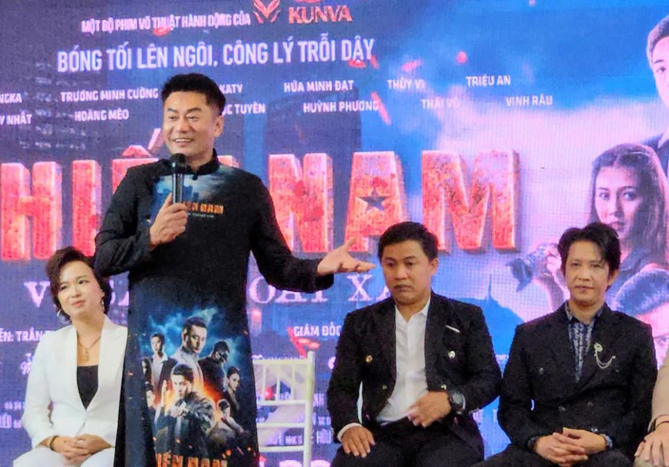 Trương Minh Cường hào hứng chia sẻ về bộ phim được thực hiện kéo dài 10 năm. Ảnh: VĂN TUẤN