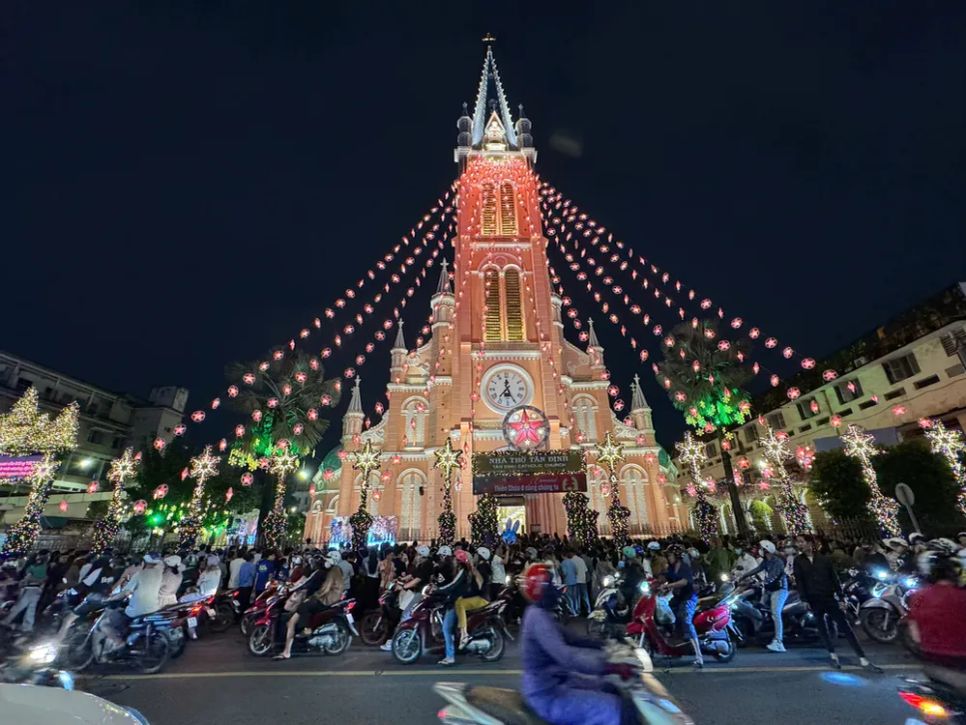 Hàng ngàn người dân TPHCM phấn khởi đón đêm Giáng sinh ấm áp
