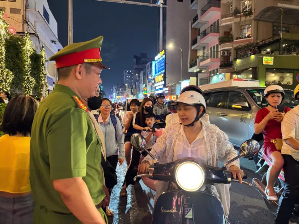 Hàng ngàn người dân TPHCM phấn khởi đón đêm Giáng sinh ấm áp