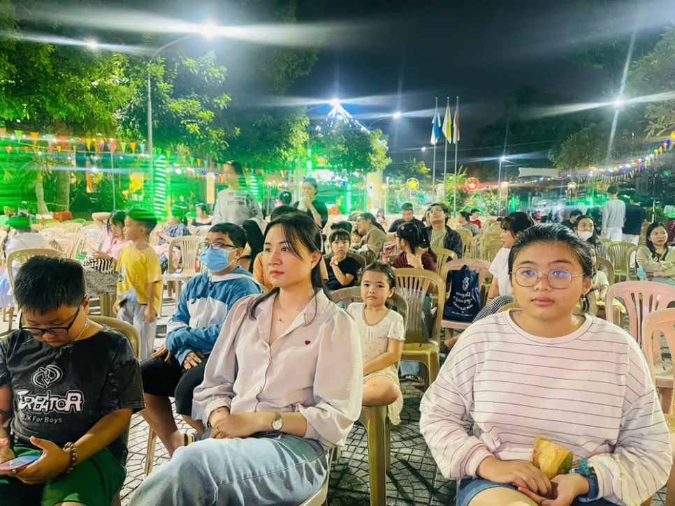 Hàng ngàn người dân TPHCM phấn khởi đón đêm Giáng sinh ấm áp