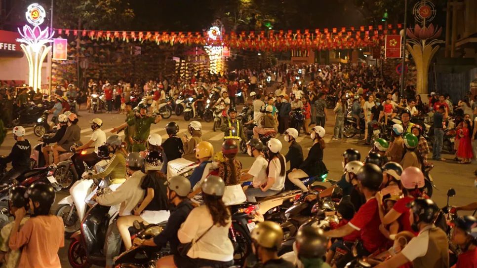 Hàng ngàn người dân TPHCM phấn khởi đón đêm Giáng sinh ấm áp