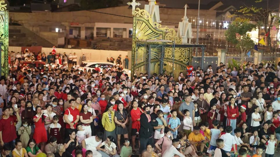 Hàng ngàn người dân TPHCM phấn khởi đón đêm Giáng sinh ấm áp