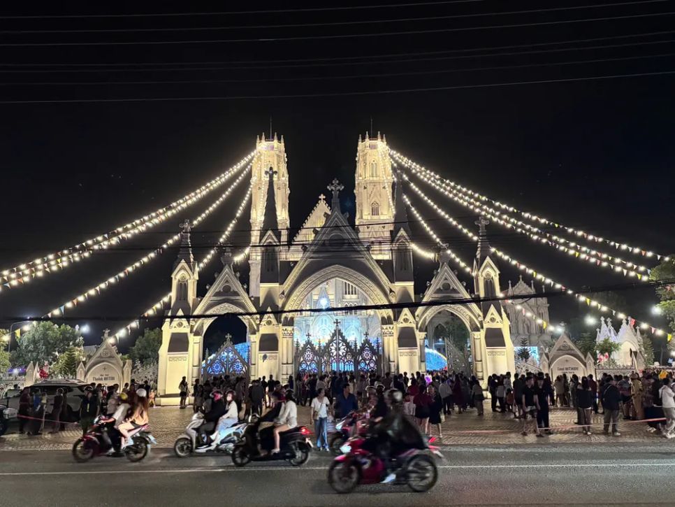 Hàng ngàn người dân TPHCM phấn khởi đón đêm Giáng sinh ấm áp