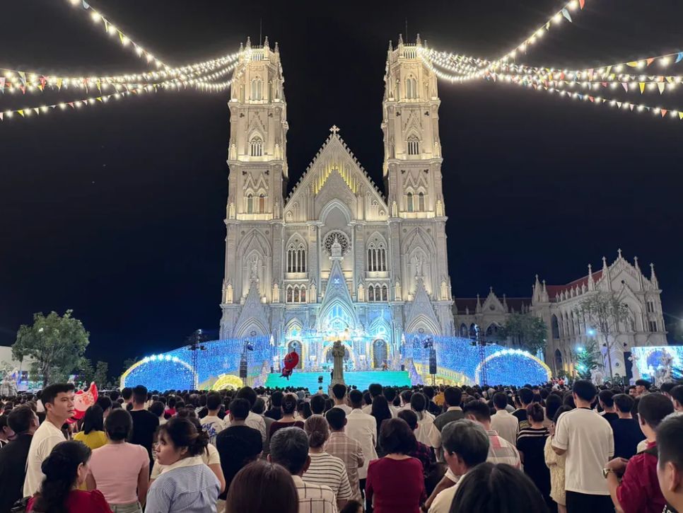 Hàng ngàn người dân TPHCM phấn khởi đón đêm Giáng sinh ấm áp