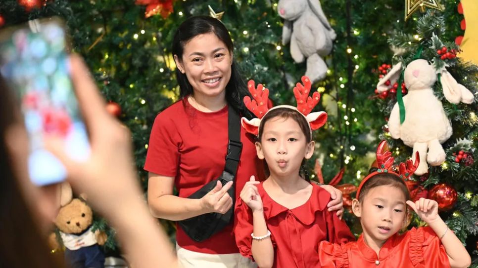 Hàng ngàn người dân TPHCM phấn khởi đón đêm Giáng sinh ấm áp