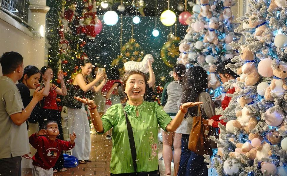 Hàng ngàn người dân TPHCM phấn khởi đón đêm Giáng sinh ấm áp