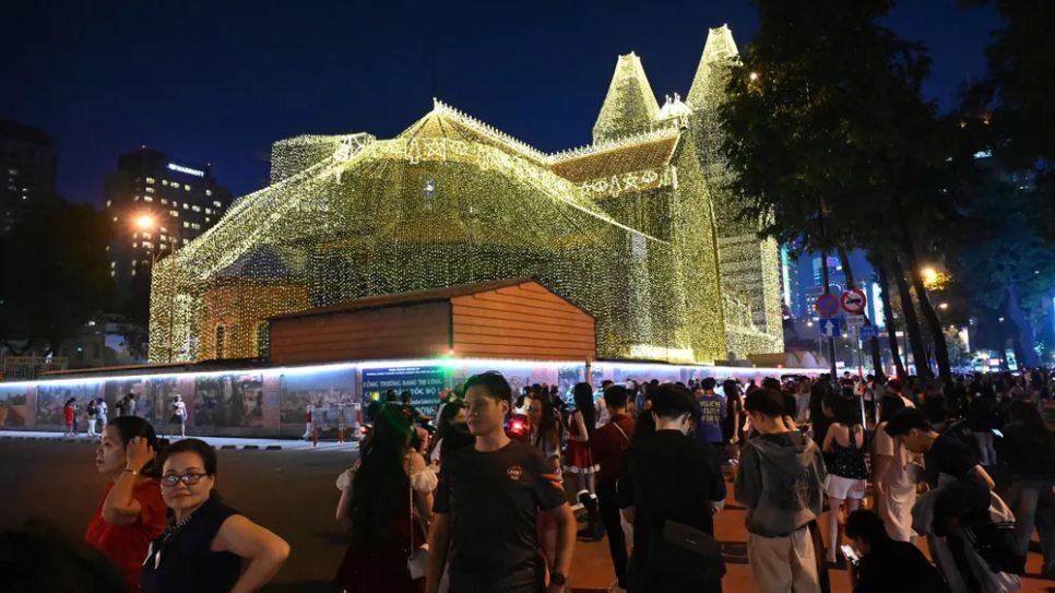 Hàng ngàn người dân TPHCM phấn khởi đón đêm Giáng sinh ấm áp