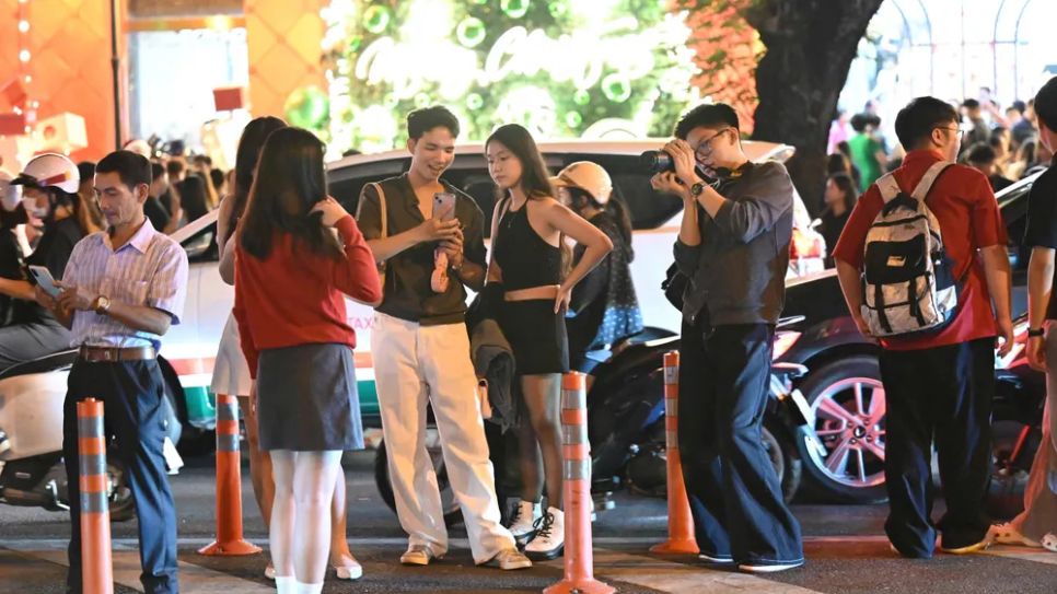 Hàng ngàn người dân TPHCM phấn khởi đón đêm Giáng sinh ấm áp