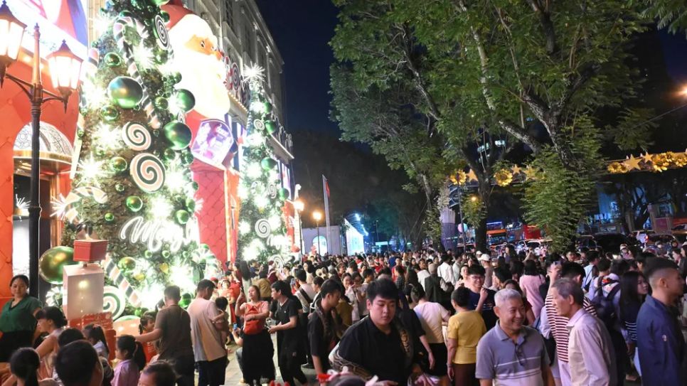 Hàng ngàn người dân TPHCM phấn khởi đón đêm Giáng sinh ấm áp