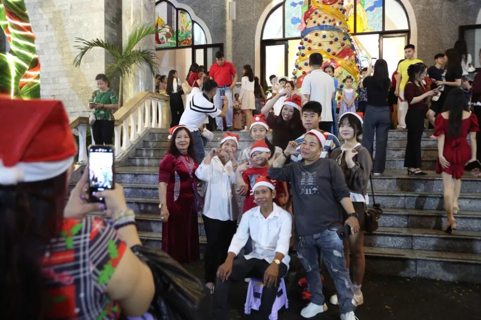 Hàng ngàn người dân TPHCM phấn khởi đón đêm Giáng sinh ấm áp