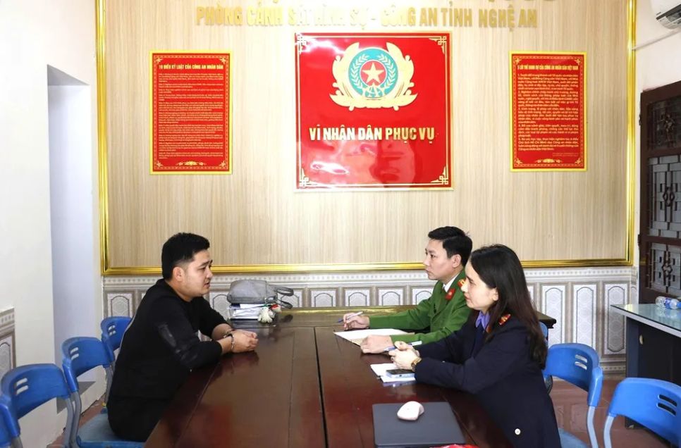 Cơ quan chức năng làm việc với Lê Thanh Hưng (bìa trái). Ảnh: CÔNG AN NGHỆ AN