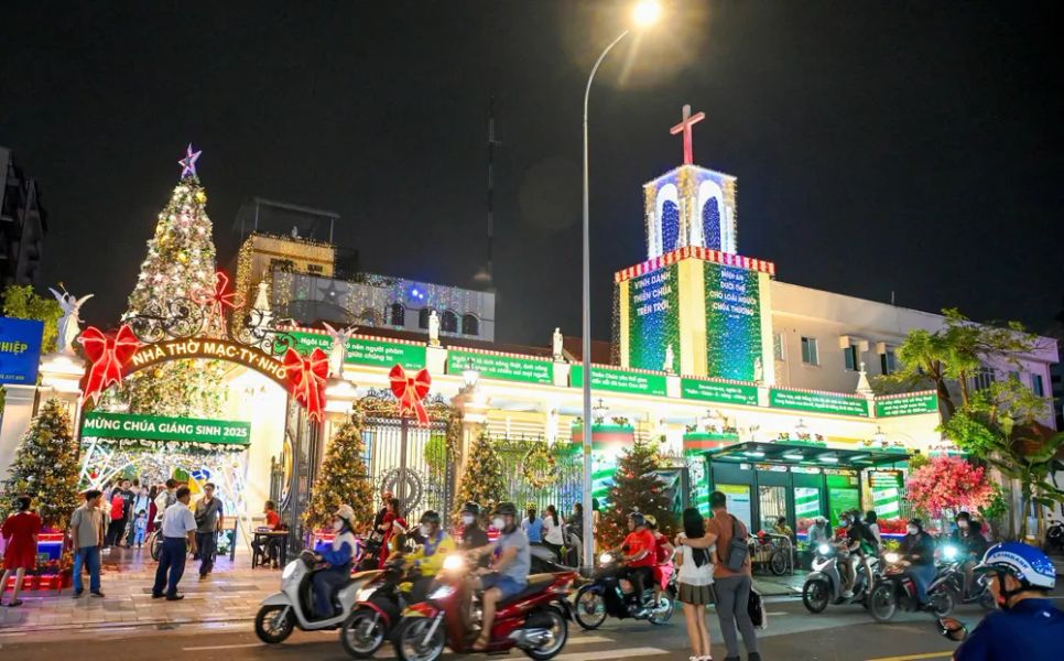 Người dân TPHCM đón đêm Giáng sinh ấm áp