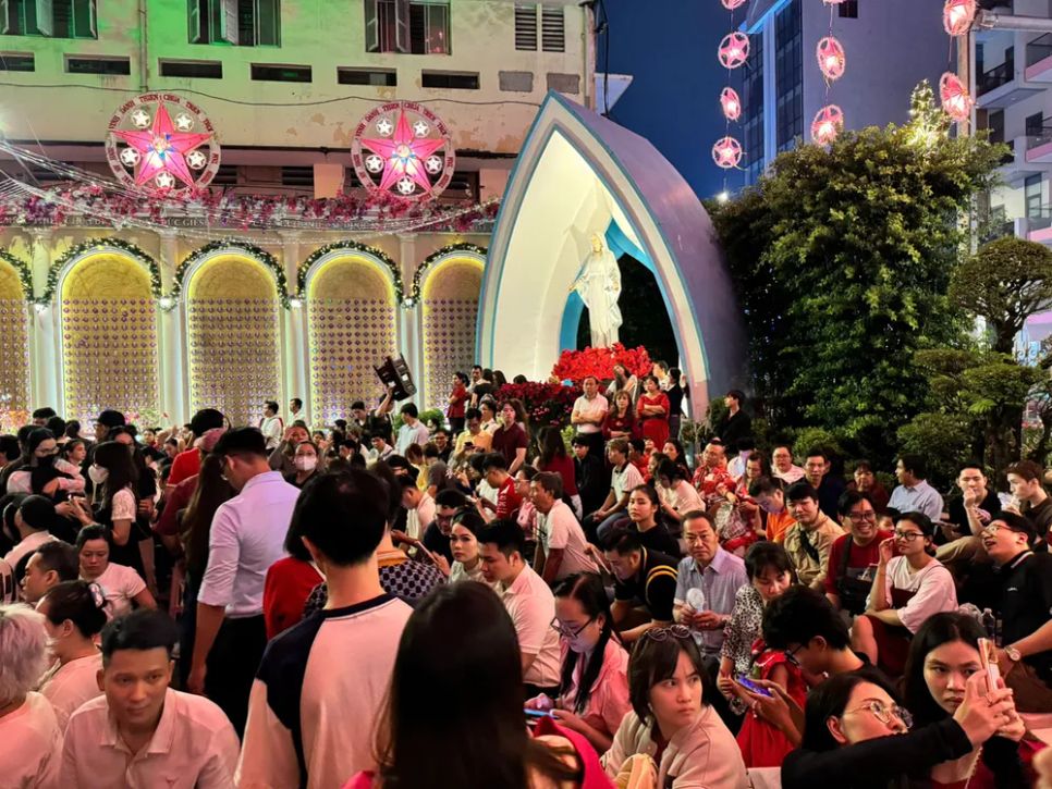 Người dân TPHCM đón đêm Giáng sinh ấm áp