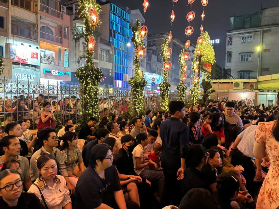 Người dân TPHCM đón đêm Giáng sinh ấm áp