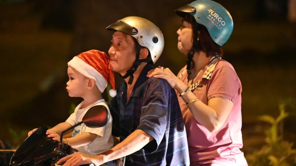 Người dân TPHCM đón đêm Giáng sinh ấm áp