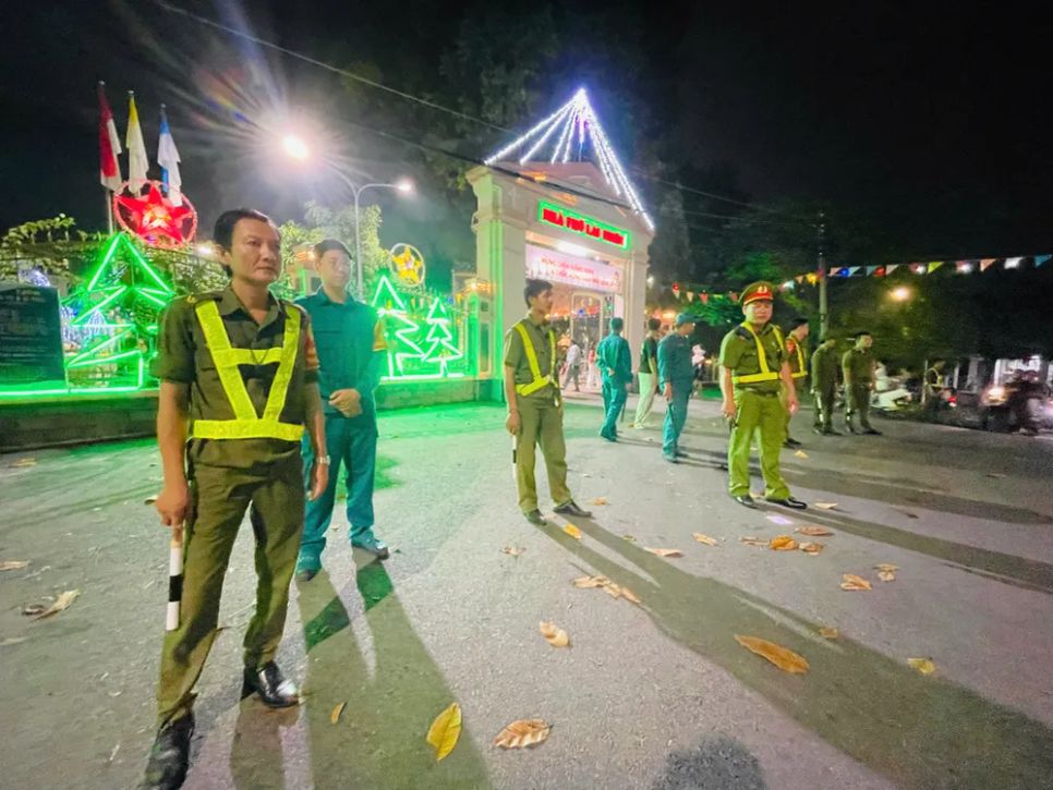 Người dân TPHCM đón đêm Giáng sinh ấm áp