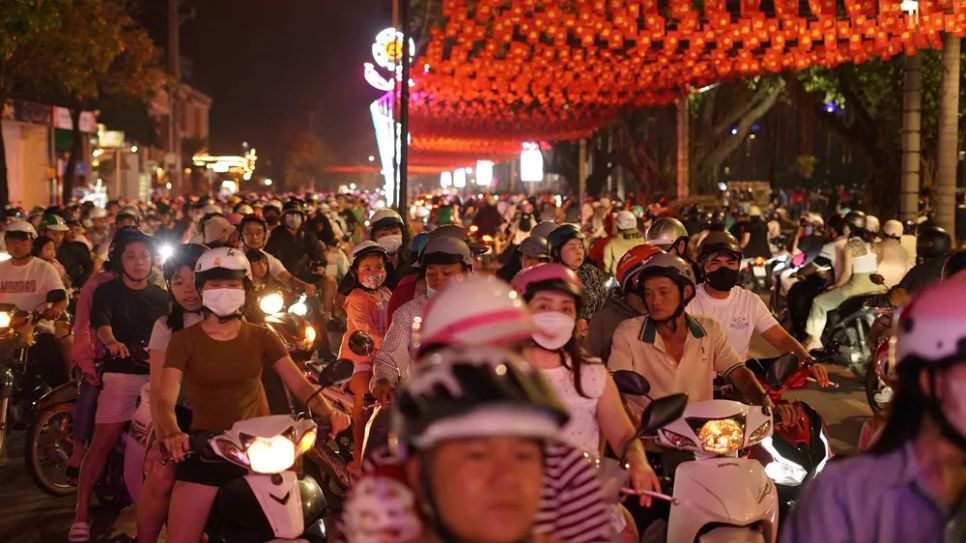 Người dân TPHCM đón đêm Giáng sinh ấm áp