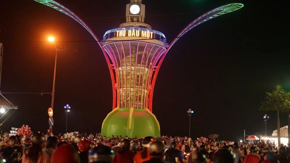 Người dân TPHCM đón đêm Giáng sinh ấm áp