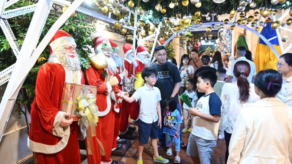 Người dân TPHCM đón đêm Giáng sinh ấm áp