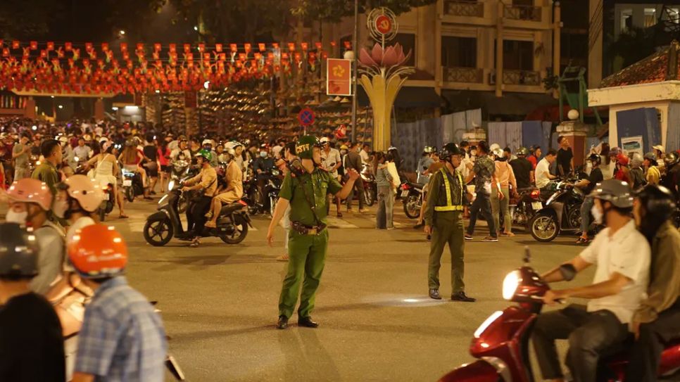 Người dân TPHCM đón đêm Giáng sinh ấm áp