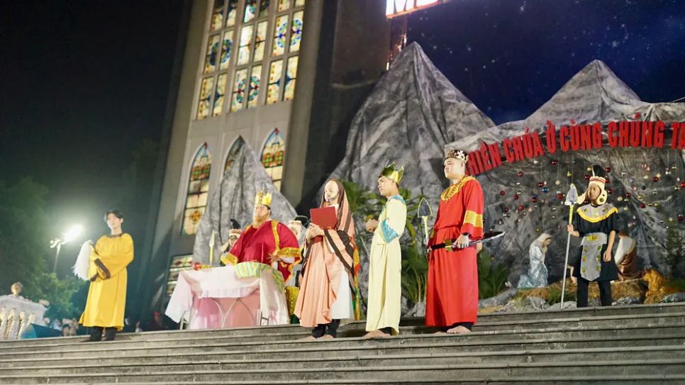 Người dân TPHCM đón đêm Giáng sinh ấm áp