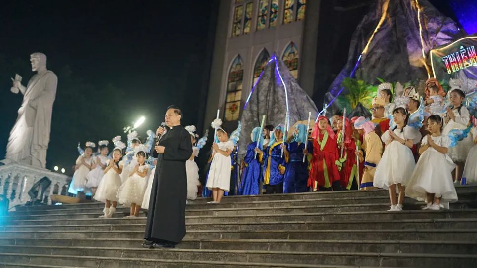 Người dân TPHCM đón đêm Giáng sinh ấm áp