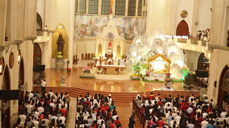 Người dân TPHCM đón đêm Giáng sinh ấm áp