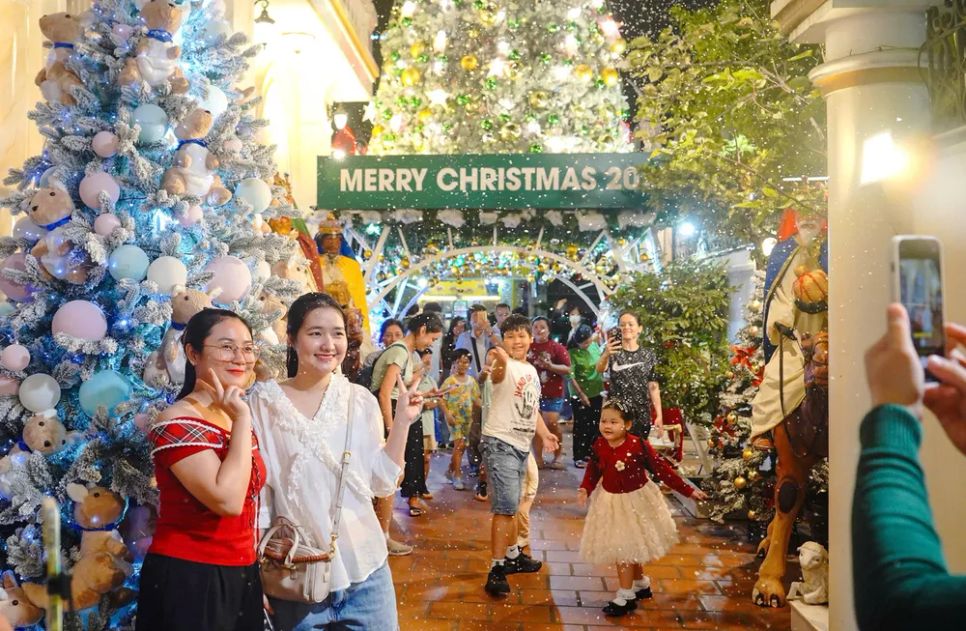 Người dân TPHCM đón đêm Giáng sinh ấm áp