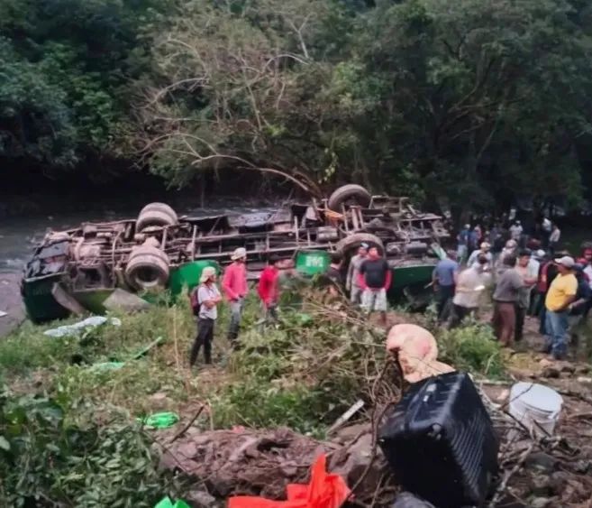 Chiếc xe buýt gặp nạn tại bang Veracruz, miền Đông Mexico. Ảnh: X