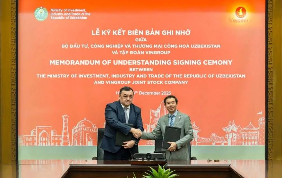 Ông Kasimov Ilzat Ablaxatovich, Thứ trưởng bộ Đầu tư, Công nghiệp và Thương mại Uzbekistan (bên trái) và ông Nguyễn Việt Quang, Phó Chủ tịch kiêm Tổng Giám đốc Tập đoàn Vingroup (bên phải) tại buổi ký kết biên bản ghi nhớ hợp tác.